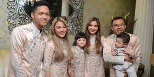 FOTO Busana Matching, Keluarga Anang Hermansyah Rayakan Idul Adha