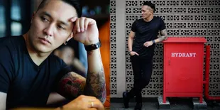 FOTO Busana Serba Hitam, Begini Penampilan Kece Demian Pamer Tato