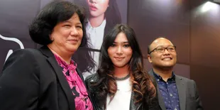 Foto: Cantiknya Isyana Gunakan Jaket Kulit Saat Lepas EXPLORE!