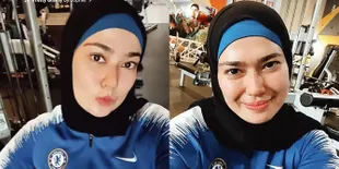 Foto Catherine Wilson Berhijab Sepulang Umrah, Dibilang Glowing dan Didoakan Istiqomah