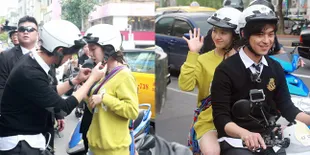 FOTO: Chen Bolin - Song Ji Hyo Kencan Boncengan Motor, Romantis!
