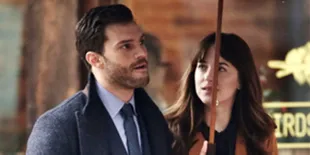 [FOTO] Ciuman di Depan Umum, Jamie Dornan & Dakota Johnson Mesra