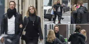 FOTO: Ciuman Hingga Dansa, Chris Martin Ternyata Romantis Abis!
