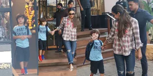 FOTO Cool! AbRam Khan Santai Pakai Sepatu Beda Warna ke Sekolah