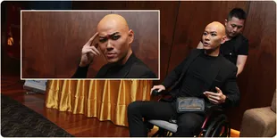 Foto Deddy Corbuzier Pakai Kursi Roda - Soal Hitam Putih dan OCD