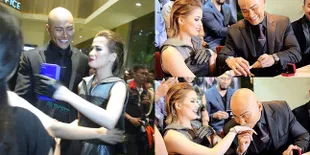 FOTO: Deddy Corbuzier Pasang Cincin di Jari Manis Chika Jessica