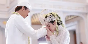 FOTO: Detail Aksesoris Busana Akad Nikah Syahrini Yang Cantik