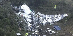 FOTO: Detik-Detik Evakuasi Pesawat Tim Chapecoense, Mengharukan