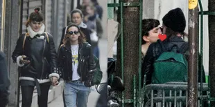 FOTO: Detik-Detik Kristen Stewart Go Publik Cium Pacar Wanitanya