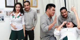 FOTO: Dikenal Misterius, Romy Rafael Temani Sang Istri Sulam Alis