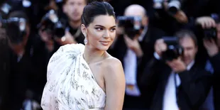 FOTO: Ekspresi Kocak Kendall Jenner Saat Tersapu Ombak di Malibu