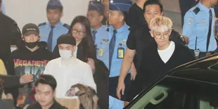 Foto EXO di Bandara Soekarno-Hatta, Lambai Tangan ke Fans di Antara Ketatnya Security