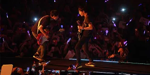 Foto-Foto Aksi Seru CN Blue Saat Konser di Istora Senayan Jakarta