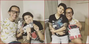 Foto-Foto Aming Rayakan Ultah Bareng Sang Istri, Banjir Kado!