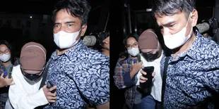 Foto-foto Ayah Lesti Kejora Saat Dampingi Sang Anak ke Polres, Netizen Bersimpati dengan Ketegarannya