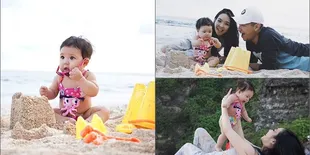Foto-Foto Baby Gempi Main Pasir Pantai Pakai Bikini, Cute Parah!