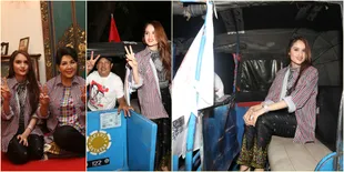 Foto-Foto Cantik Cinta Laura Saat Naik Bajaj di Jakarta