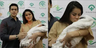 Foto-Foto Kebahagiaan Olla Ramlan Gendong Buah Hati, So Sweet!