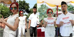 Foto-Foto Kompaknya Ahmad Dhani dan Mulan Jameela Saat Mencoblos