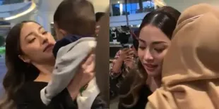 Foto-Foto Nikita Willy yang Ramah Banget Bertemu Fans, Sempat Ajak Ngobrol Sampai Berikan Salaman Cipika-Cipiki!