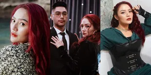 Foto-Foto Siti Badriah dengan Rambut Warna Merah Bak Princess Ariel, Gaya Makin Cantik Pancarkan Pesona Hot Mom!