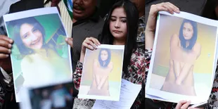 Foto-Foto Tanpa Busana Mirip Prilly Latuconsina Yang Bikin Gempar