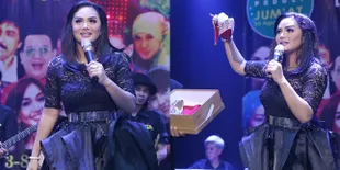 FOTO Galang Dana Bencana Lombok, Krisdayanti Lelang Sepatu Mewah!