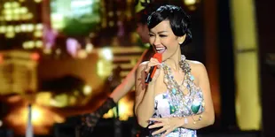 FOTO: Galau Sampai Teteskan Air Mata, Ada Apa dengan Julia Perez?