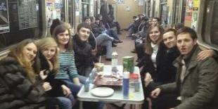 FOTO: Galeri Absurd Yang Bisa Ditemukan di Kereta Bawah Tanah