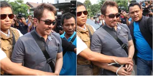 Gatot Brajamusti 'Diborgol' Tertangkap Sabu, Tetap Tersenyum!