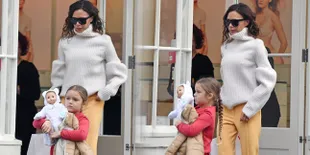 FOTO: Gaya Lucu Harper Beckham Saat Ikut Mamanya Belanja
