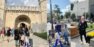 FOTO Gaya Mini Saputri, Baby Sitter Olla Ramlan Ketika di Turki