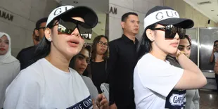 FOTO Gaya Pakai Baju Kemarin Syahrini Diperiksa Soal First Travel
