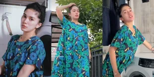 Foto Gaya Ussy Sulistiawaty Saat Pakai Daster dan Cuci Baju, Hilangkan Image Wanita Sosialita