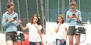 FOTO: Girls Day Out! Suri Cruise Jalan-Jalan Bareng Katie Holmes