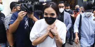 Foto Gisella Anastasia Diperiksa di Polda Metro Jaya, Pakai Dress Putih dan Tersenyum Meskipun Was-Was