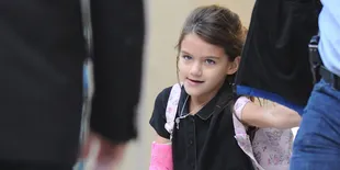 Foto Hadiah-Hadiah Mewah Suri Cruise Dari Ibunya