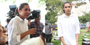 FOTO Hadir di Pemakaman Ayah, Millendaru Tak Kuasa Tahan Air Mata