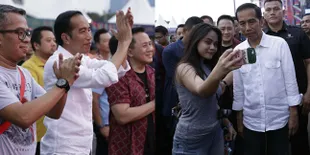 FOTO: Hadiri WTF 2018, Jokowi Sempat Selfie Bareng Para Penonton!