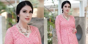 FOTO: Hamil Pakai Kebaya Pink, Sandra Dewi Makin Tampak Mempesona