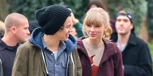Foto Harry Styles - Taylor Swift Mesra Gandengan Tangan
