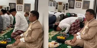 Foto Hotman Paris Melihat dan Menunggu Orang Salat Berjamaah, Dipuji Bertoleransi Hingga Didoakan Jadi Mualaf