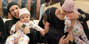 Foto Ibunda Atta Halilintar Dibuat Terpesona Oleh Ameena di Pertemuan Pertama, Gak Bisa Berhenti Cium dan Memandang Cucunya