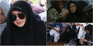 FOTO: Ikut Makamkan Jenazah Ayah, Rina Gunawan Berurai Air Mata