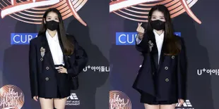 Foto IU Kayak Bos Cewek di Red Carpet GDA 2021, Bikin Meleleh Saat Beri Finger Heart