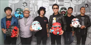 FOTO: Jadi Ambassador 'STAR WARS', Nidji Bikin Helm Stormtrooper!
