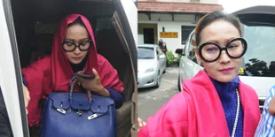 FOTO: Jenguk Saipul Jamiell, Inul Daratista Bawa Tas Hermes Mewah