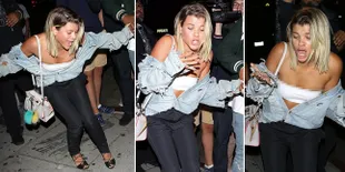 FOTO: Joget Heboh, Pacar Justin Bieber Nyaris Jatuh di Depan Umum