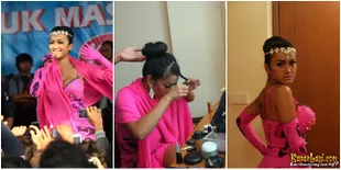 Foto Julia Perez Bagi-Bagi Uang dan Cium