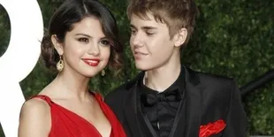 Foto Justin Bieber - Selena Gomez Balikan dan Gandengan Tangan